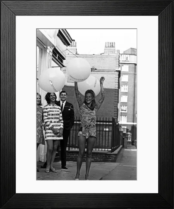 Framed Print : Charlotte Rampling opens the Jump Ahead'boutique. 15th June 1967 Framed Print : Charlotte Rampling opens the Jump Ahead'boutique. 15th June 1967