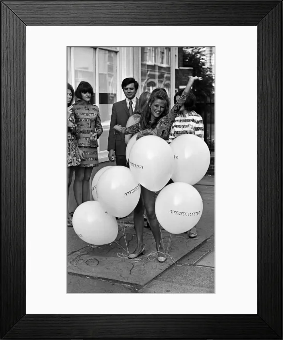 Framed Print : Charlotte Rampling opens the Jump Ahead'boutique. 15th June 1967 Framed Print : Charlotte Rampling opens the Jump Ahead'boutique. 15th June 1967