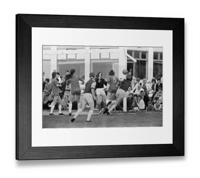 Framed Print : Ladies football match. Southampton Ladies v Beecham Belles from Berkshire