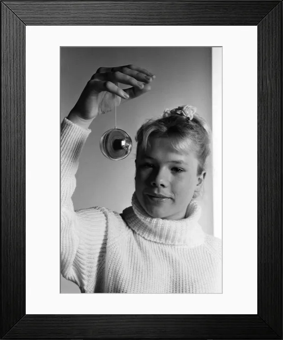 Framed Print : Actress Letitia Dean with the new Yo-Yo. 20th January 1982 Framed Print : Actress Letitia Dean with the new Yo-Yo. 20th January 1982