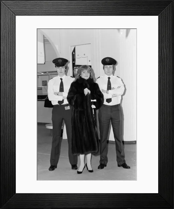 Framed Print : Harrods sale gets underway in Knightsbridge, London. Sara Ford wearing the £55 Framed Print : Harrods sale gets underway in Knightsbridge, London. Sara Ford wearing the £55