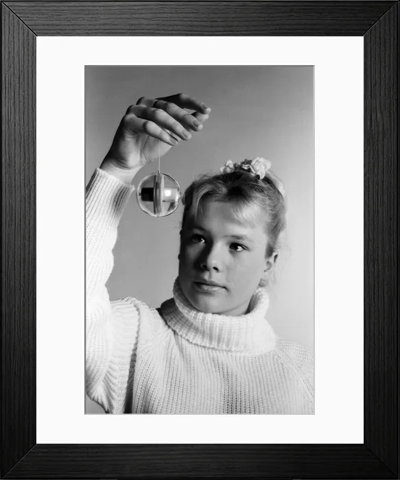 Framed Print : Actress Letitia Dean with the new Yo-Yo. 20th January 1982 Framed Print : Actress Letitia Dean with the new Yo-Yo. 20th January 1982