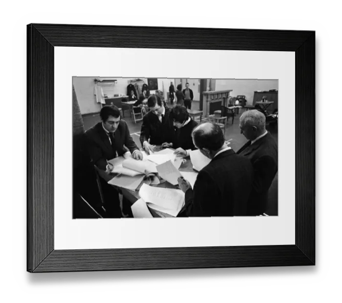 Framed Print : Dick Clement (2nd left) and Ian La Frenais (3rd left), scriptwriters for the Mr Framed Print : Dick Clement (2nd left) and Ian La Frenais (3rd left), scriptwriters for the Mr