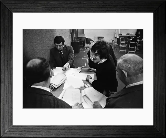 Framed Print : Dick Clement (2nd left) and Ian La Frenais (3rd left), scriptwriters for the Mr Framed Print : Dick Clement (2nd left) and Ian La Frenais (3rd left), scriptwriters for the Mr