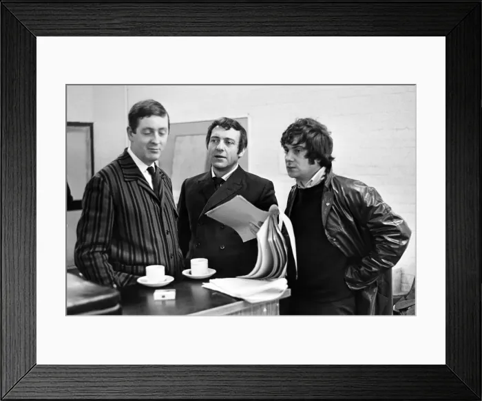 Framed Print : Dick Clement (left) and Ian La Frenais (right) scriptwriters for the Mr Framed Print : Dick Clement (left) and Ian La Frenais (right) scriptwriters for the Mr