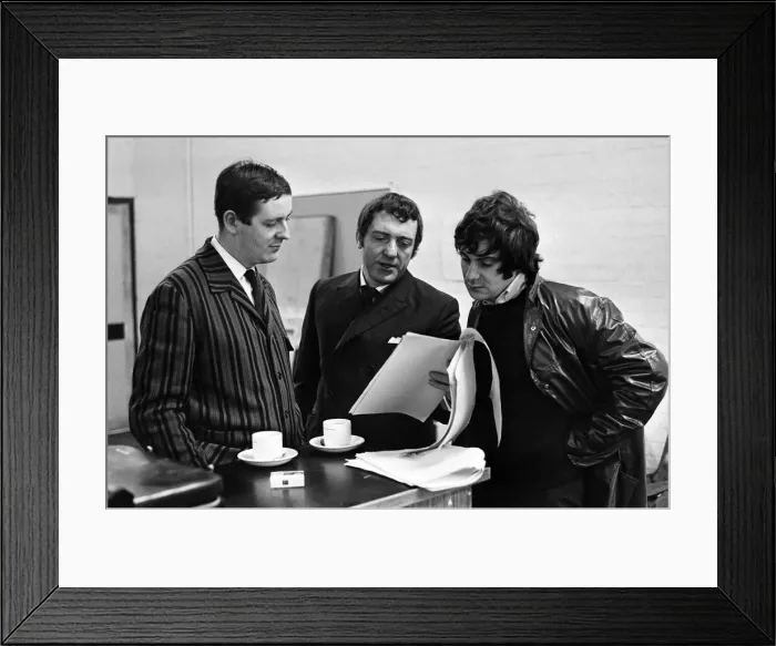 Framed Print : Dick Clement (left) and Ian La Frenais (right) scriptwriters for the Mr Framed Print : Dick Clement (left) and Ian La Frenais (right) scriptwriters for the Mr