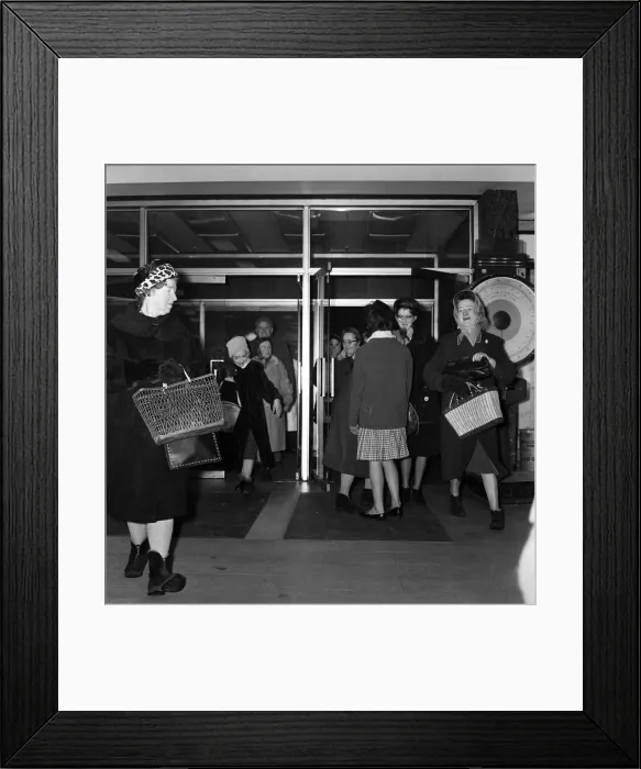 Framed Print : January sales at Lewiss Department store in Manchester. 2nd January 1962
