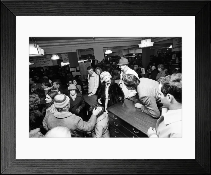 Framed Print : Fighting crowds at Harrods today. Shortly after 9am an estimated 400 people fought in