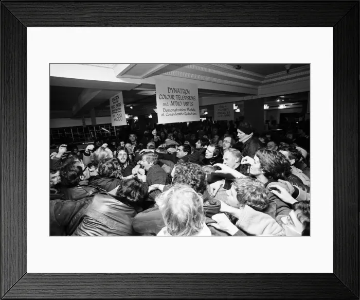 Framed Print : Fighting crowds at Harrods today. Shortly after 9am an estimated 400 people fought in