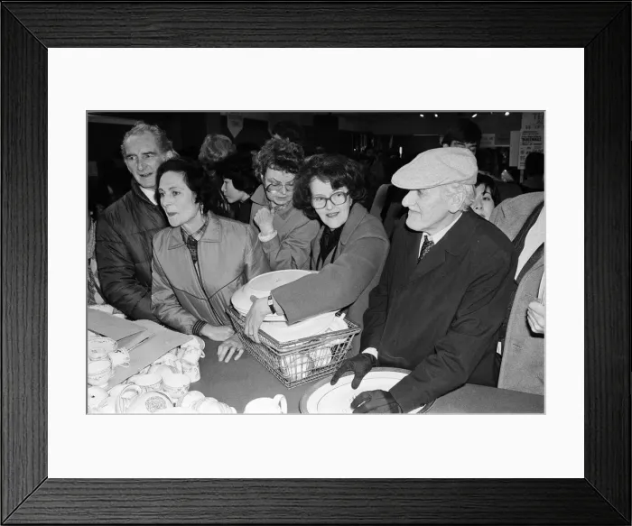 Framed Print : Harrods sale gets underway in Knightsbridge, London. A free-for-all in the crookery Framed Print : Harrods sale gets underway in Knightsbridge, London. A free-for-all in the crookery