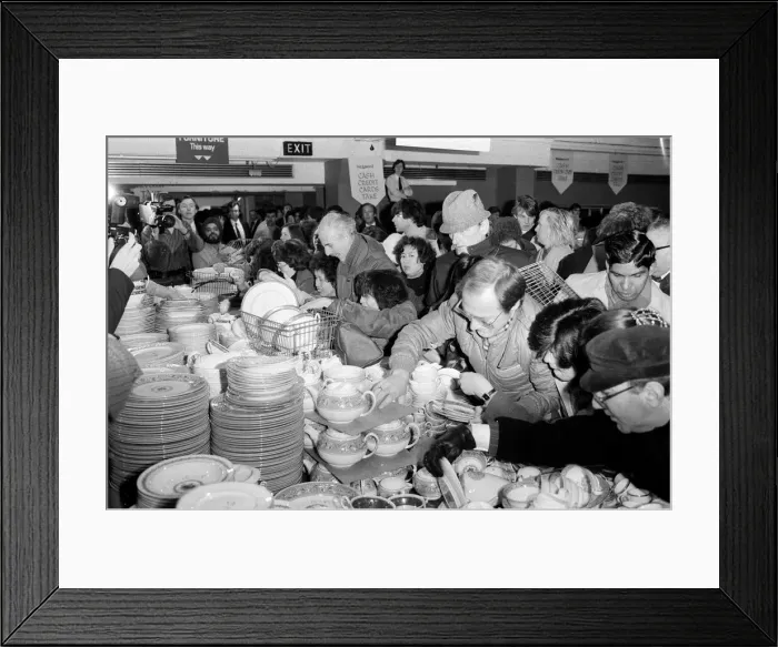 Framed Print : Harrods sale gets underway in Knightsbridge, London. A free-for-all in the crookery Framed Print : Harrods sale gets underway in Knightsbridge, London. A free-for-all in the crookery