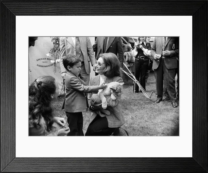 Framed Print : Sophia Loren and her son, Carlo Ponti Jr. visit the West Midlands Safari Park at Bewdley Framed Print : Sophia Loren and her son, Carlo Ponti Jr. visit the West Midlands Safari Park at Bewdley