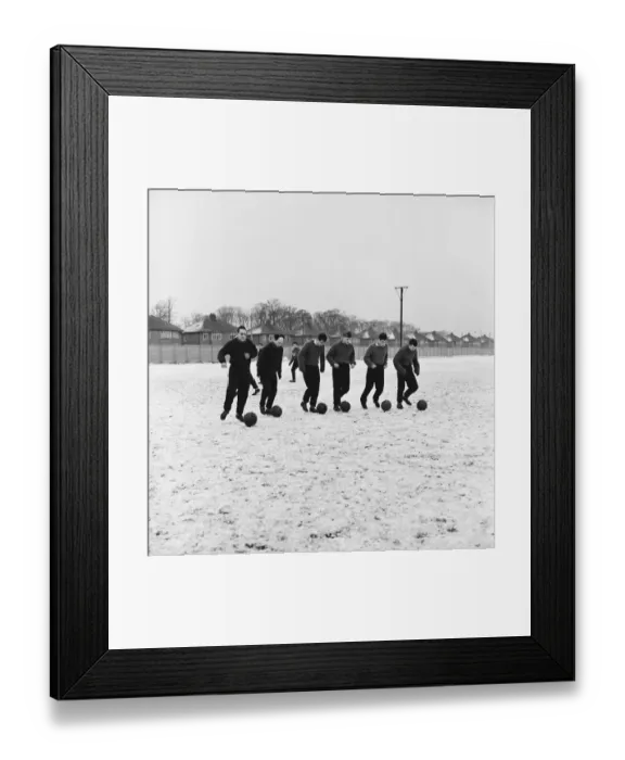 Framed Print : Liverpool FC footballers training in the snow ahead of their FA cup match against Wrexham Framed Print : Liverpool FC footballers training in the snow ahead of their FA cup match against Wrexham