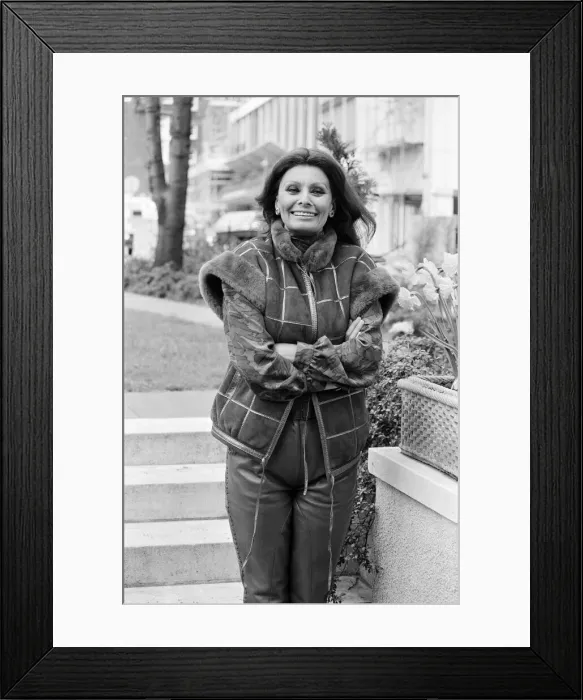 Framed Print : Sophia Loren pictured in London, promoting her new perfume Sophia Framed Print : Sophia Loren pictured in London, promoting her new perfume Sophia