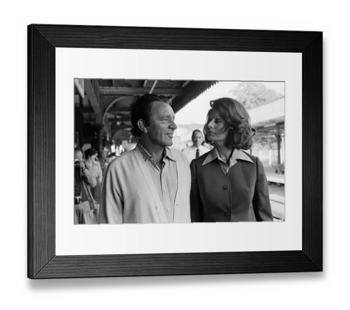 Framed Print : Richard Burton and Sophia Loren pictured at Brockenhurst Railway station where they are Framed Print : Richard Burton and Sophia Loren pictured at Brockenhurst Railway station where they are