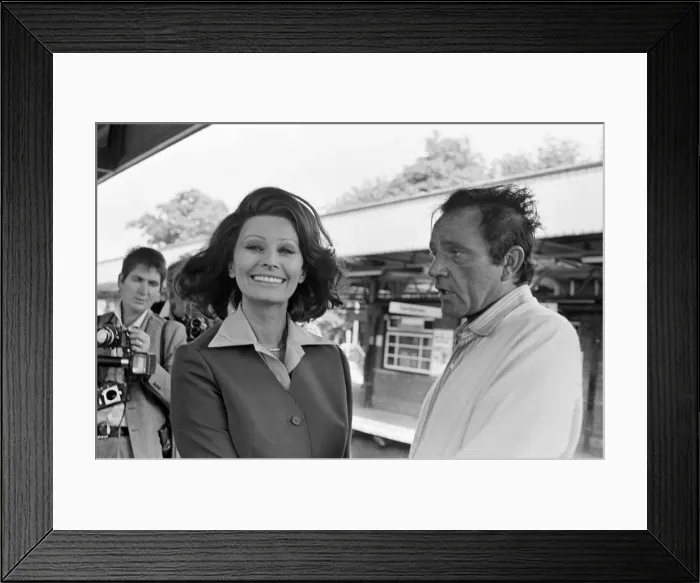 Framed Print : Richard Burton and Sophia Loren pictured at Brockenhurst Railway station where they are Framed Print : Richard Burton and Sophia Loren pictured at Brockenhurst Railway station where they are