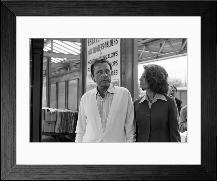 Framed Print : Richard Burton and Sophia Loren pictured at Brockenhurst Railway station where they are