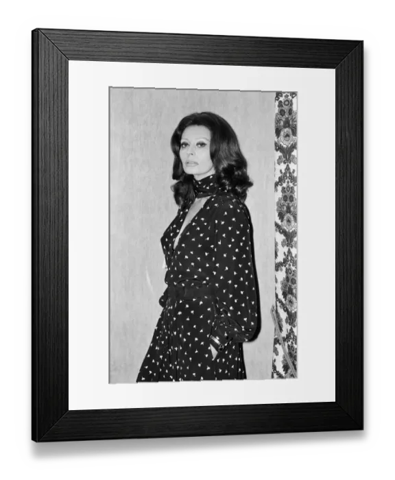 Framed Print : Sophia Loren pictured in Austria where she is filming the MGM movie Framed Print : Sophia Loren pictured in Austria where she is filming the MGM movie