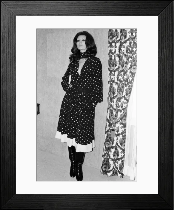 Framed Print : Sophia Loren pictured in Austria where she is filming the MGM movie Framed Print : Sophia Loren pictured in Austria where she is filming the MGM movie