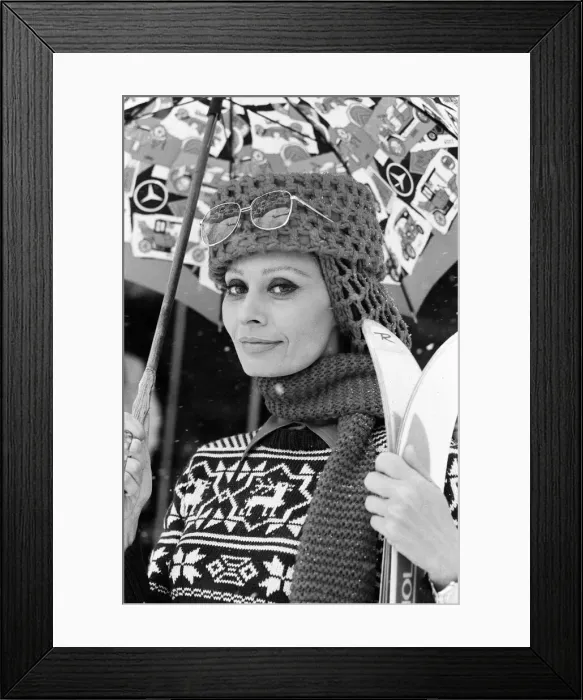 Framed Print : Sophia Loren pictured in Austria where she is filming the MGM movie Framed Print : Sophia Loren pictured in Austria where she is filming the MGM movie