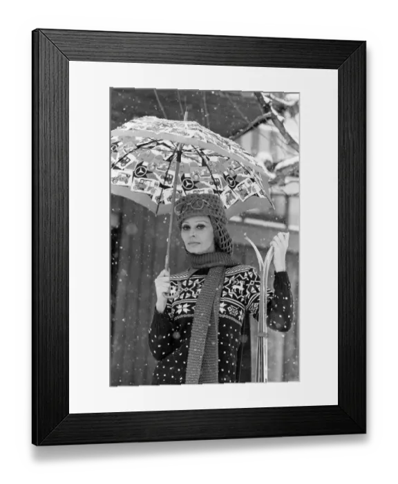 Framed Print : Sophia Loren pictured in Austria where she is filming the MGM movie Framed Print : Sophia Loren pictured in Austria where she is filming the MGM movie
