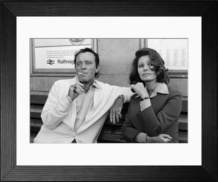 Framed Print : Richard Burton and Sophia Loren pictured at Brockenhurst Railway station where they are Framed Print : Richard Burton and Sophia Loren pictured at Brockenhurst Railway station where they are