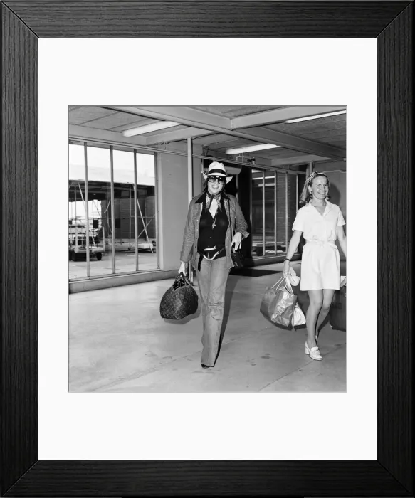 Framed Print : Actress and singer Liza Minnelli arrives at Heathrow Airport. 27th June 1973 Framed Print : Actress and singer Liza Minnelli arrives at Heathrow Airport. 27th June 1973