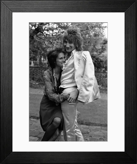 Framed Print : Pop singer Rod Stewart with his new girlfriend actress Joanna Lumley in her garden at her