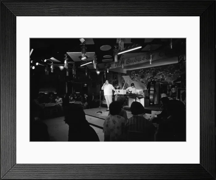 Framed Print : Bernard Manning performing at The Embassy Club in Manchester Framed Print : Bernard Manning performing at The Embassy Club in Manchester