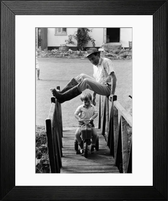 Framed Print : Jeremy Thorpe holidaying at home at his thatched cottage near Cobbaton, Umberleigh, Devon Framed Print : Jeremy Thorpe holidaying at home at his thatched cottage near Cobbaton, Umberleigh, Devon