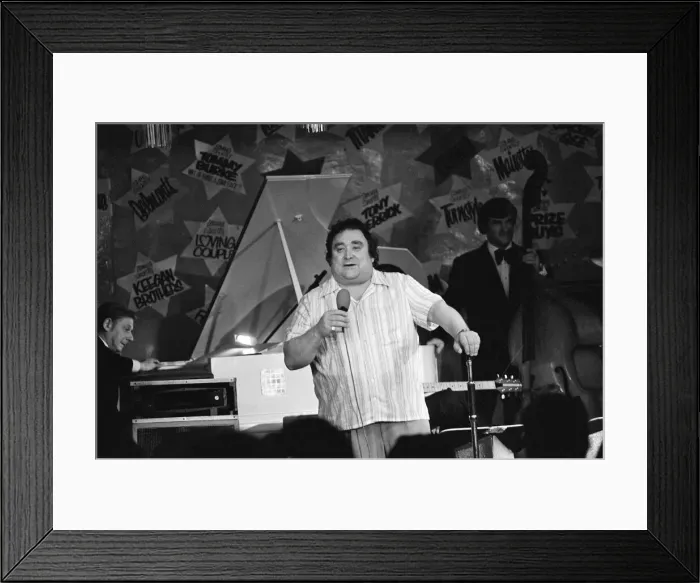 Framed Print : Bernard Manning performing at The Embassy Club in Manchester Framed Print : Bernard Manning performing at The Embassy Club in Manchester