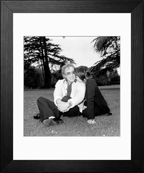 Framed Print : The happy couple, Liza Minnelli and Peter Sellers photographed at Shepperton Studios Framed Print : The happy couple, Liza Minnelli and Peter Sellers photographed at Shepperton Studios