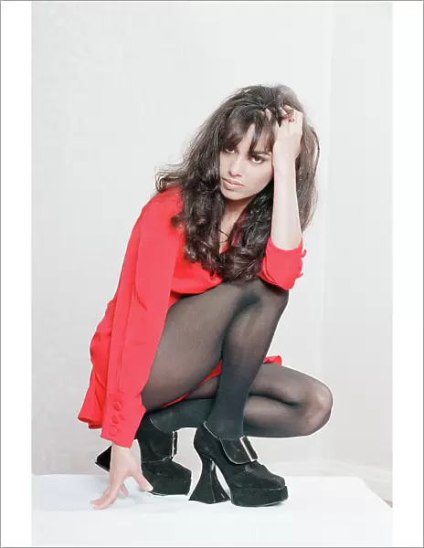 Susanna Hoffs, american singer, guitarist and actress, Studio Pix, London