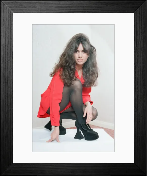 Framed Print : Susanna Hoffs, american singer, guitarist and actress, Studio Pix, London Framed Print : Susanna Hoffs, american singer, guitarist and actress, Studio Pix, London