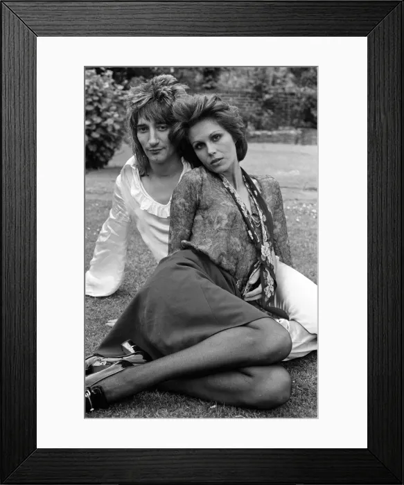 Framed Print : Pop singer Rod Stewart with his new girlfriend actress Joanna Lumley in her garden at her