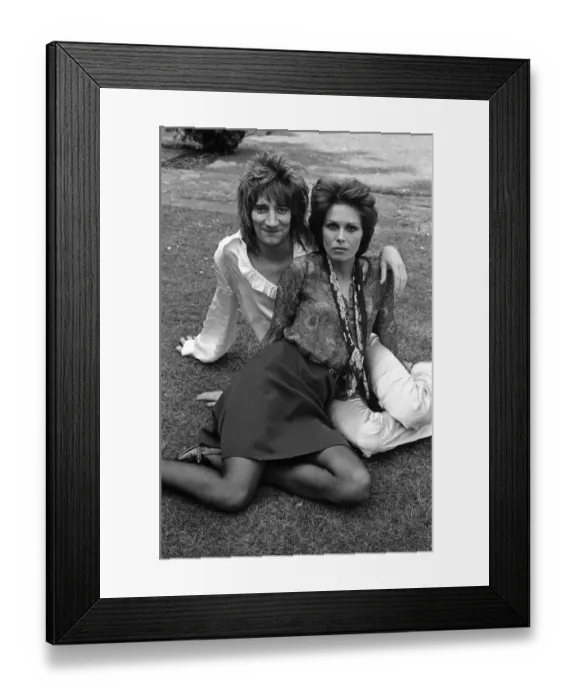 Framed Print : Pop singer Rod Stewart with his new girlfriend actress Joanna Lumley in her garden at her
