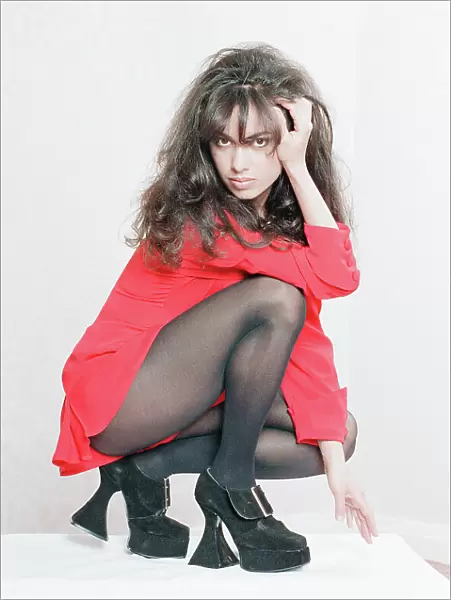 Susanna Hoffs, american singer, guitarist and actress, Studio Pix, London