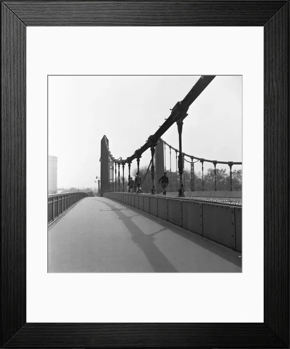 Framed Print : Children playing on Albert Bridge, London. 25th May 1954 Framed Print : Children playing on Albert Bridge, London. 25th May 1954