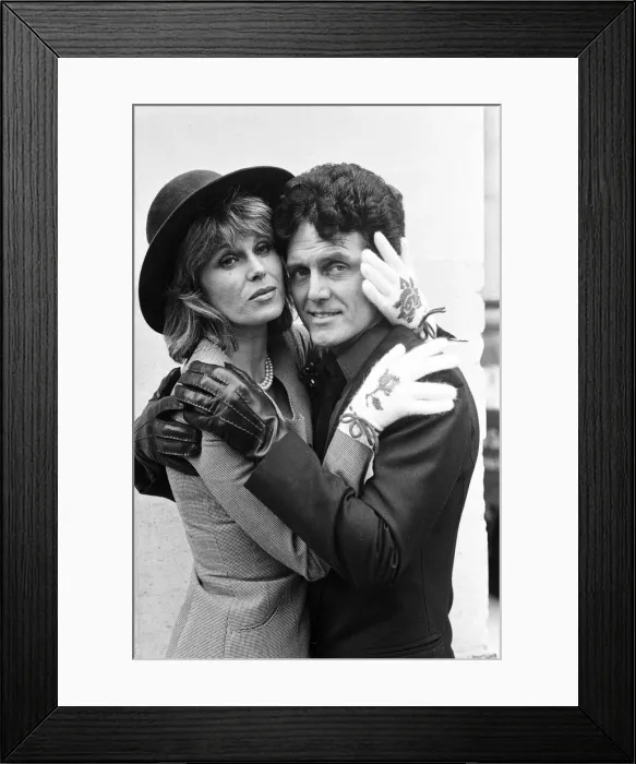 Framed Print : Joanna Lumley and Alvin Stardust are Britains top glove wearers Framed Print : Joanna Lumley and Alvin Stardust are Britains top glove wearers