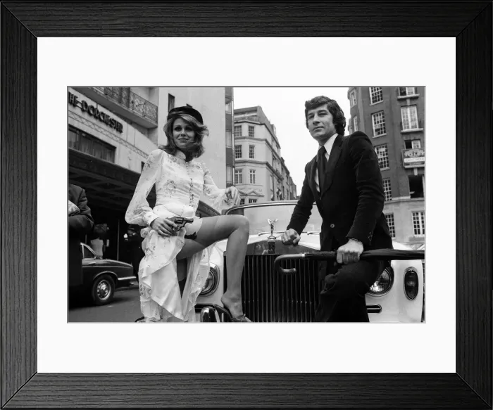 Framed Print : Joanna Lumley and Gareth Hunt, stars of The New Avengers. 8th March 1976 Framed Print : Joanna Lumley and Gareth Hunt, stars of The New Avengers. 8th March 1976