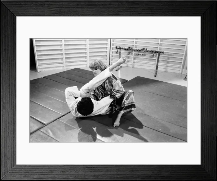 Framed Print : The stars of the New Avengers, Joanna Lumley and Gareth Hunt. 29th April 1977 Framed Print : The stars of the New Avengers, Joanna Lumley and Gareth Hunt. 29th April 1977