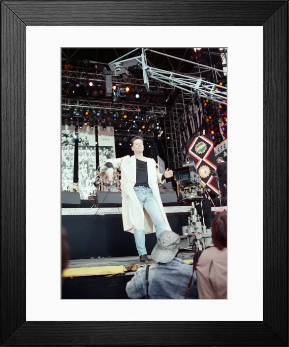 Framed Print : Jim Kerr, singer with the group Simple Minds, performing at the Nelson Mandela 70th