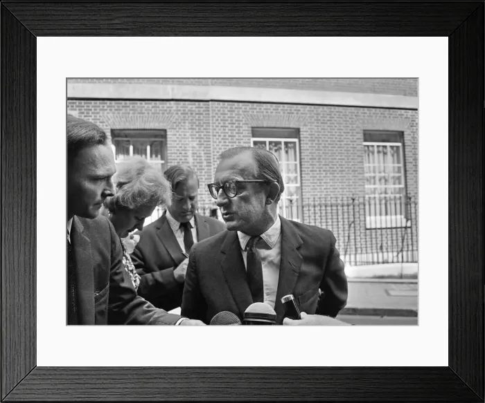 Framed Print : Ministers in Downing Street during talks between Alec Douglas-Home Framed Print : Ministers in Downing Street during talks between Alec Douglas-Home