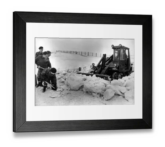 Framed Print : Members of the 1st Battalion, Royal Regiment of Wales clearing snow at Ogmore-by-Sea
