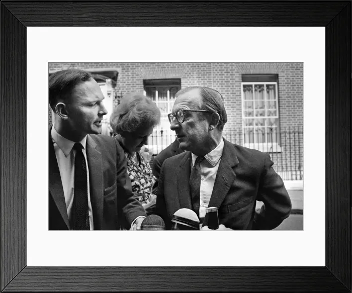 Framed Print : Ministers in Downing Street during talks between Alec Douglas-Home Framed Print : Ministers in Downing Street during talks between Alec Douglas-Home