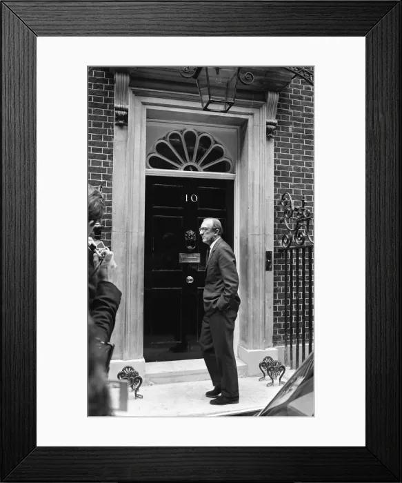Framed Print : Ministers in Downing Street during talks between Alec Douglas-Home Framed Print : Ministers in Downing Street during talks between Alec Douglas-Home