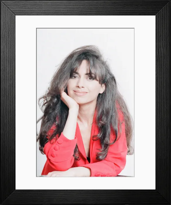 Framed Print : Susanna Hoffs, american singer, guitarist and actress, Studio Pix, London Framed Print : Susanna Hoffs, american singer, guitarist and actress, Studio Pix, London