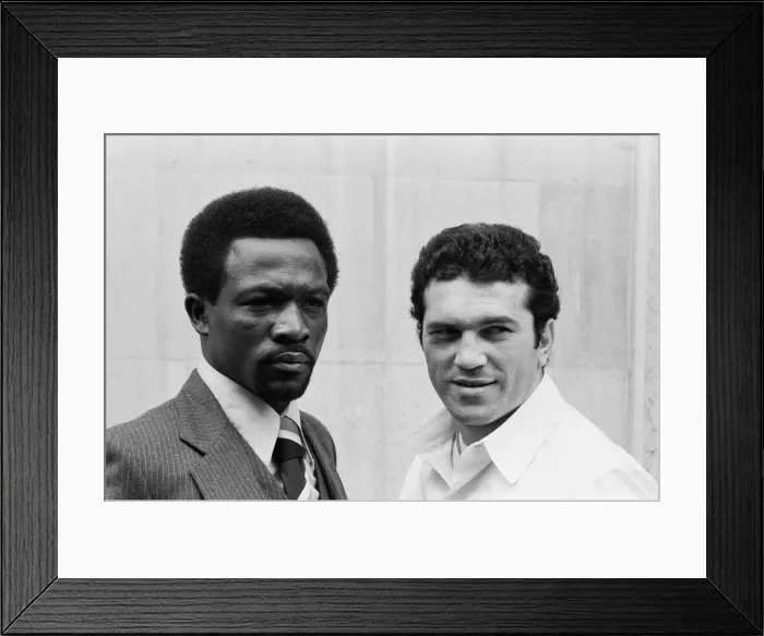 Framed Print : WBC World Super Welterweight champion Maurice Hope (left Framed Print : WBC World Super Welterweight champion Maurice Hope (left