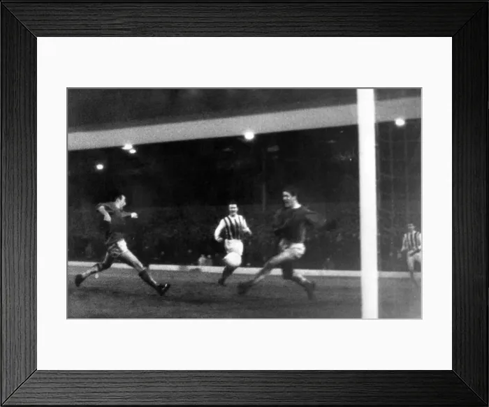 Framed Print : West Bromwich Albion v Liverpool, final score 2-1 to Liverpool Framed Print : West Bromwich Albion v Liverpool, final score 2-1 to Liverpool