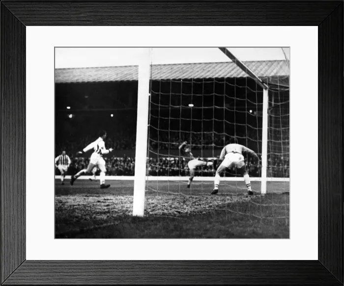 Framed Print : West Bromwich Albion v Liverpool, final score 2-1 to Liverpool Framed Print : West Bromwich Albion v Liverpool, final score 2-1 to Liverpool